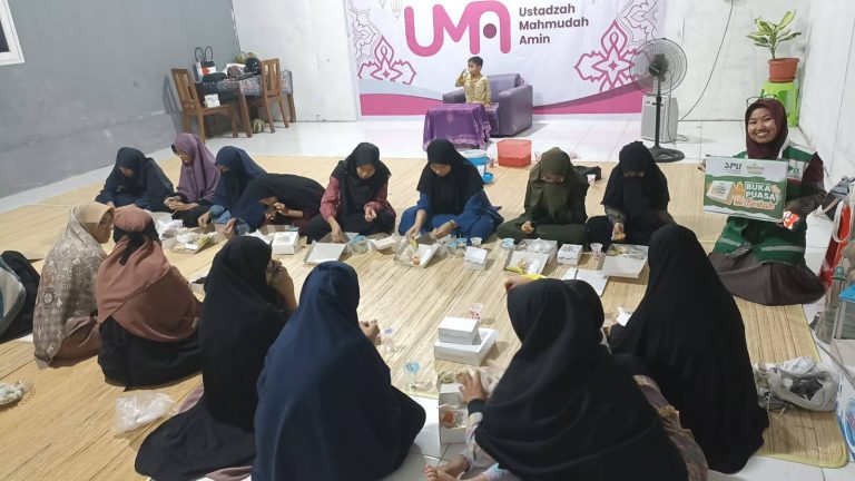 Donatur Salurkan Paket Berbuka Puasa bagi Penghafal Al Qur’an