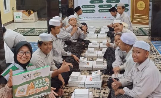 Bahagia santri pondok Baitul Huffadz berbuka puasa