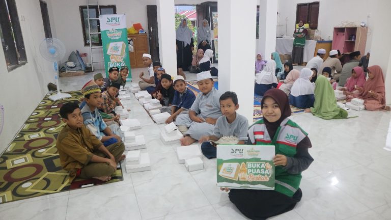 Buka puasa bersama 55 santri penghafal qur’an