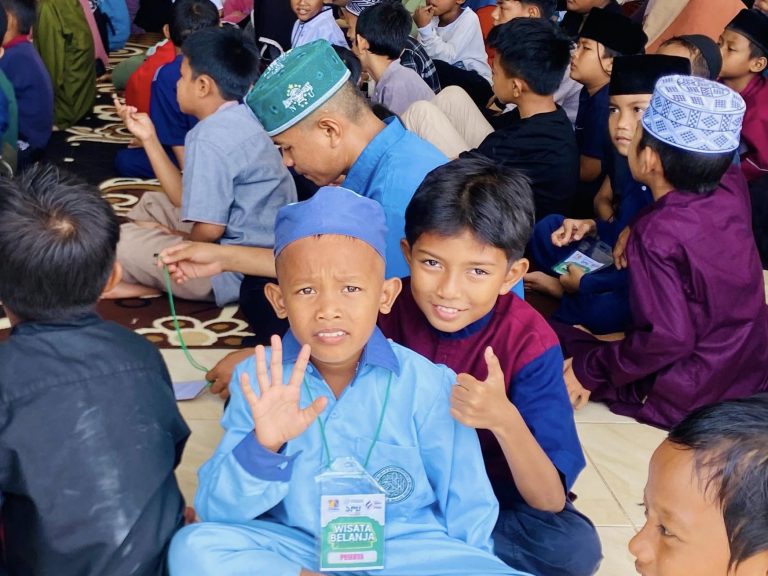 PT. PAMA Kutai Timur ajak Anak Yatim Dhuafa Belanja Lebaran