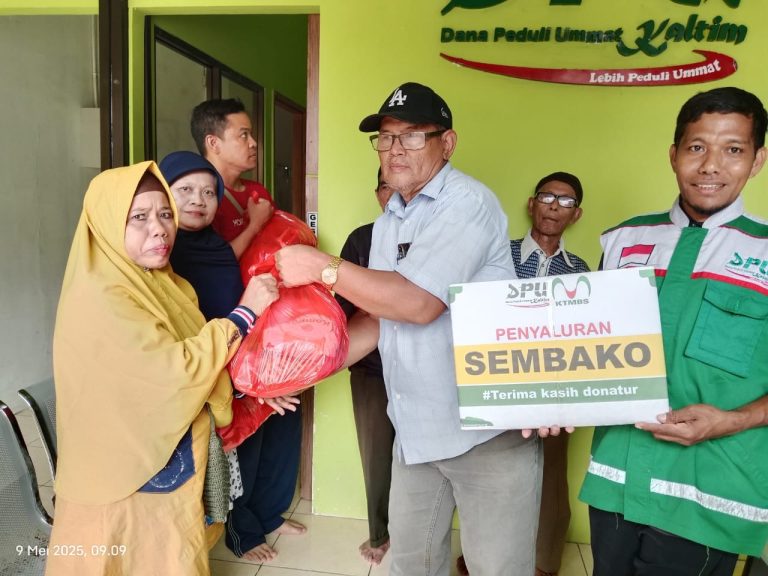 Jumat Berkah: LAZ DPU Kaltim dan PT KTMBS Salurkan Sembako untuk Warga Sekitar Kantor