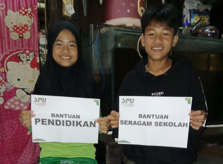 Meski Terbatas, Tak Berhenti Bermimpi: Dukungan Seragam untuk Dua Kakak Beradik