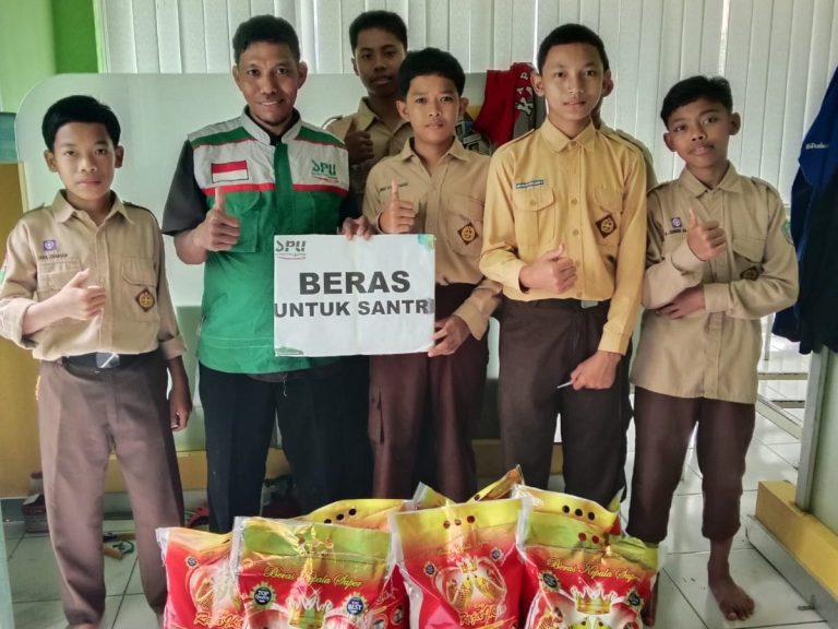 Beras untuk Santri: Menyemai Asa, Menjaga Cahaya
