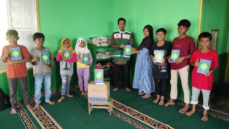 Semangat Baru Santri Musholla Al Iqlash Lewat Al-Qur’an Baru