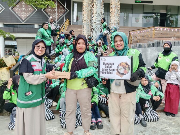 Suasana Hangat Berbagi Makanan Sehat untuk Lady Grab dan Gojek di Samarinda