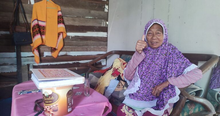 Senyum di Usia Senja: Kisah Nenek Nurhayati dan Sentuhan Kepedulian