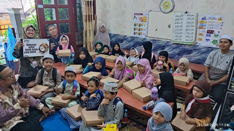 Berbagi Makanan Sehat Bersama Santri TPA Al Hikmah