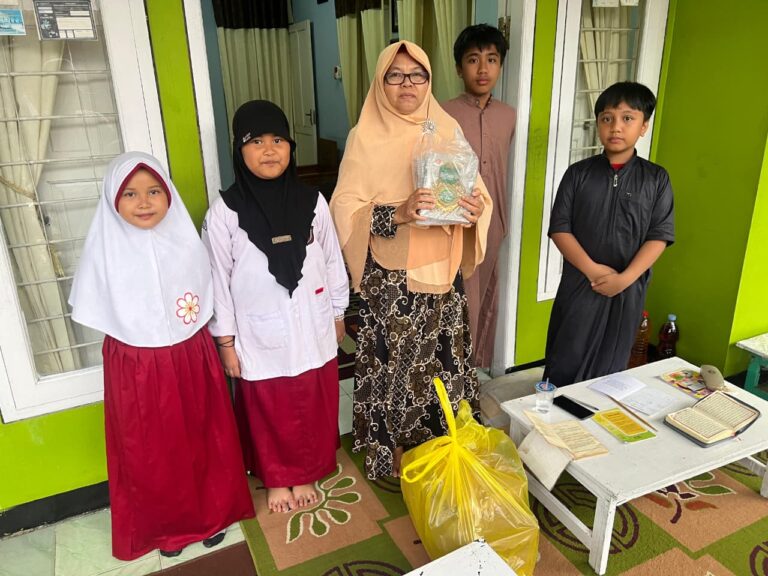 Santri TPA Al Hikmah Terima Mushaf Baru dari Program Tebar Qur’an