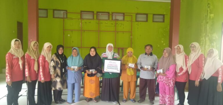 [Kukar] Peduli Kesehatan Lansia, DPU Kukar Salurkan PMT di Balai Desa Rapak Lambur