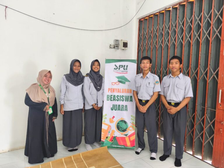 [penajam] Salurkan Beasiswa Juara Tahap 2 untuk 10 Siswa Berprestasi