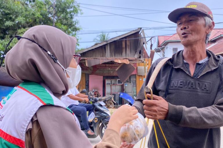 [Kutim] LAZ DPU Kutai Timur Salurkan Sedekah Nasi Bungkus di Jumat Berkah