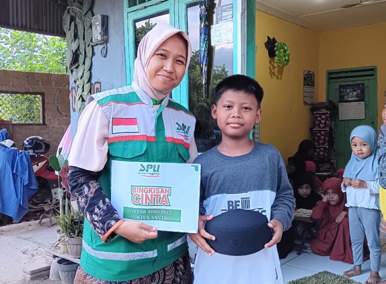 [Kutim] Penyaluran Bingkisan Cinta: Tebar Peci untuk Santri Rumah Qur’an
