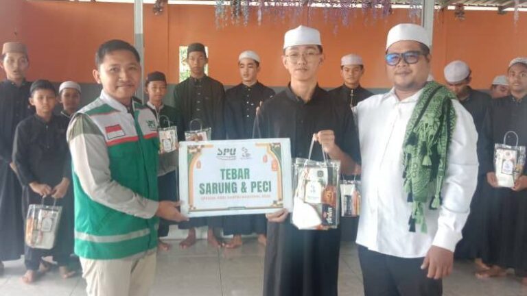Penyaluran Program Bingkisan Cinta – Tebar Sarung dan Peci Tahap 2 untuk Santri Mantaaba