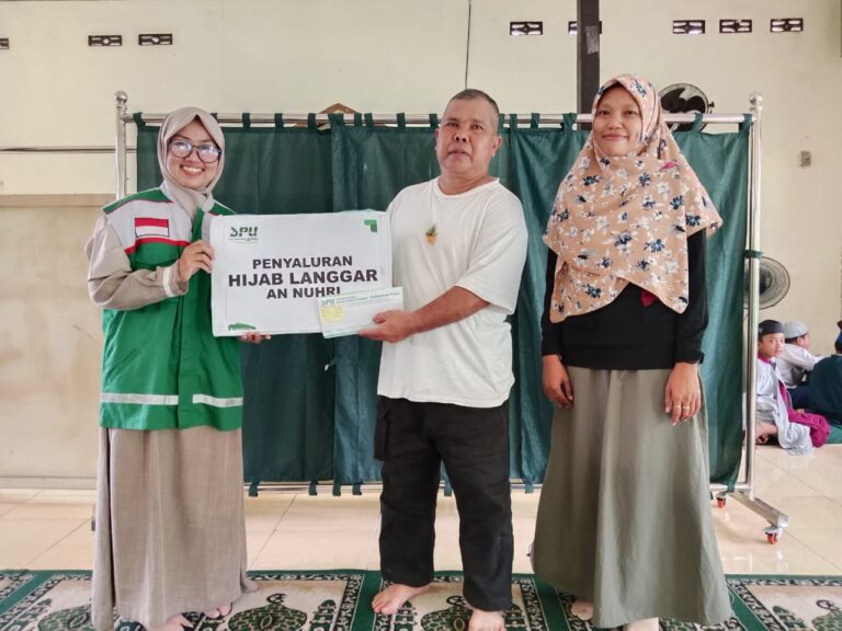 LAZ DPU Kaltim Salurkan Hijab dan Dukung Progres Perbaikan Lantai Keramik Langgar An Nuhri