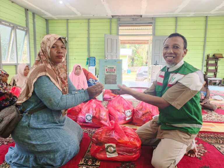 Mukena Baru, Hati Baru: Senyum Ibu Muallaf Sambut Ramadhan