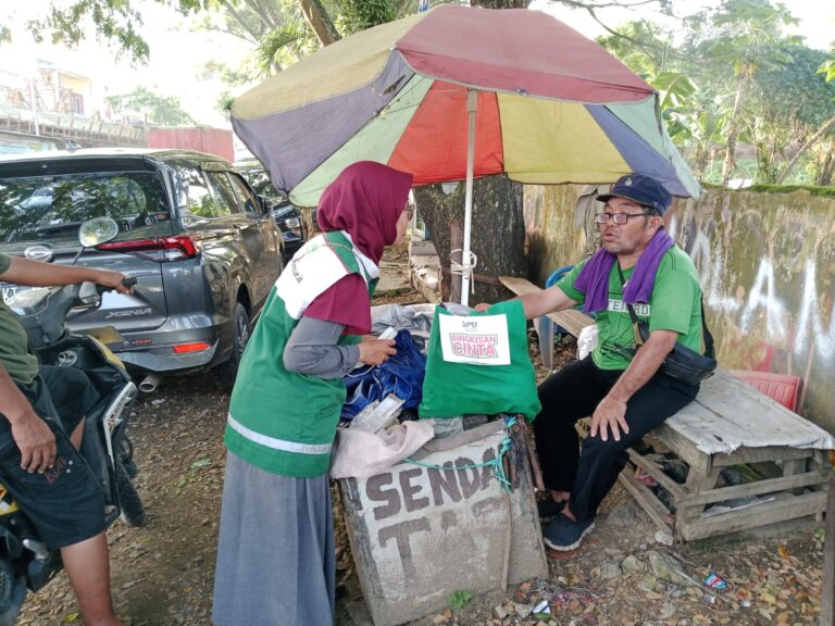 Bingkisan Cinta Akhir Tahun, 75 Paket Sembako Dibagikan untuk Warga Prasejahtera Samarinda