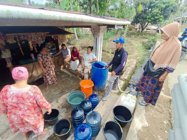 Penyaluran Bantuan Air Bersih untuk Warga Terdampak Banjir di Sumatera Barat
