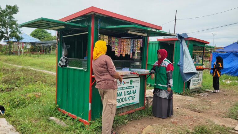 Alhamdulillah, Usaha Makin Laris, Bu Reni dan Bu Tia Tersenyum Manis