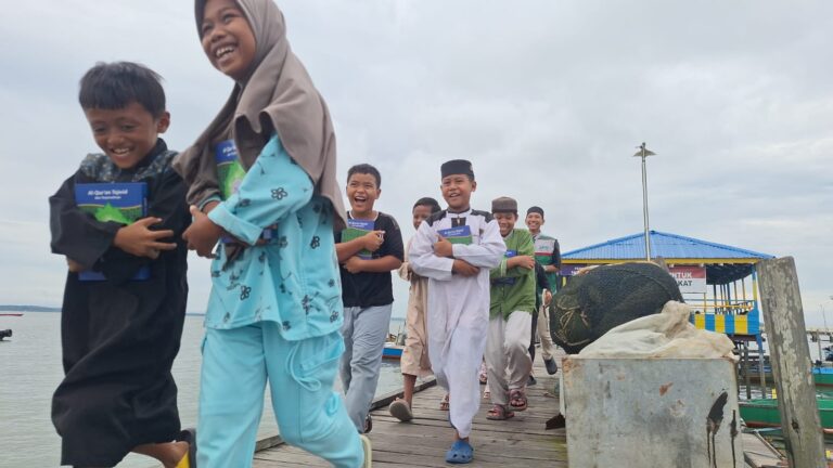 Tebar Al-Qur’an Awali Ramadhan 1447 H di Pondok Terapung Penajam