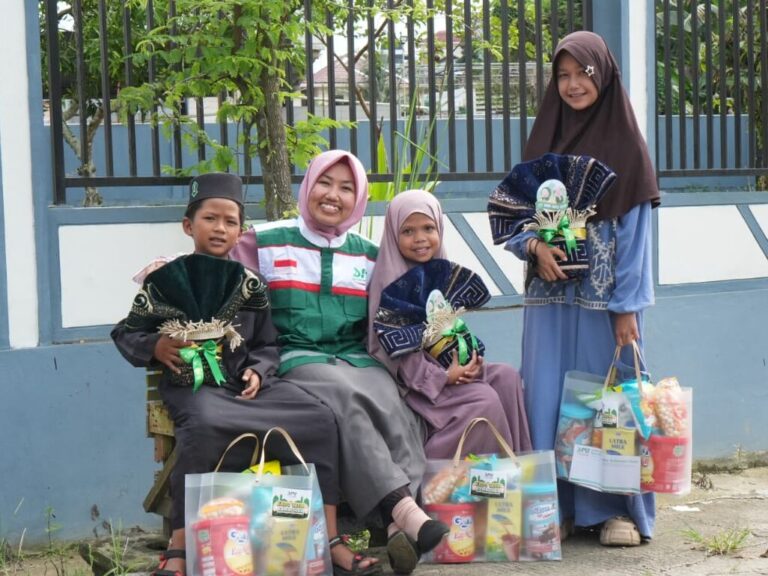 Bahagia di Bulan Suci, Adik-Adik Terima Kado Cinta yatim Ramadhan