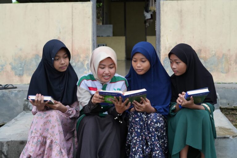 Bahagia Santri TPQ Nurul Qulub Terima Mushaf Pengganti yang Lebih Layak