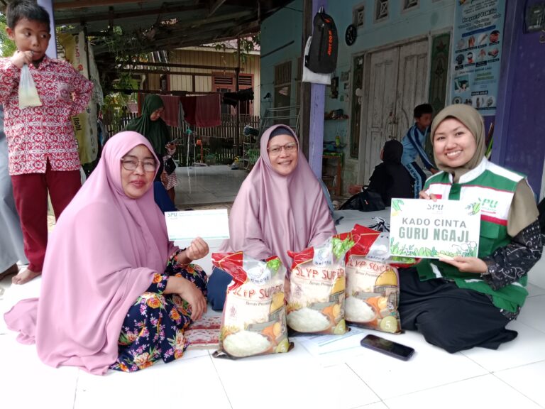 Senyum Bahagia Ibu Haziah Terima Kado Cinta Guru Ngaji