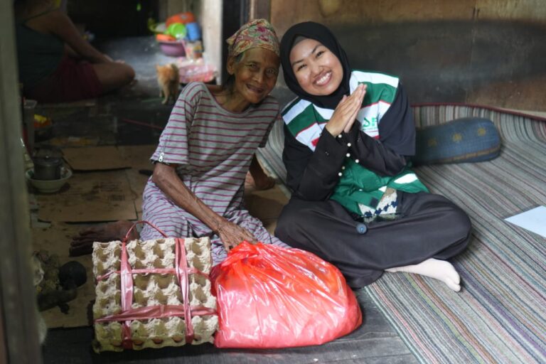 Tawa Penuh Syukur Mbah Lasmi Mengiringi Penyaluran Bantuan Ramadhan