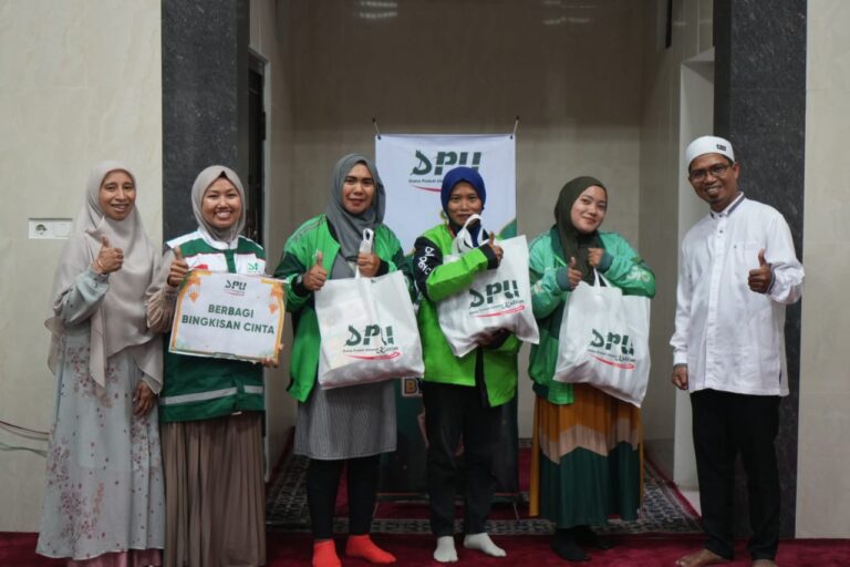 Ramadhan Menguatkan, Lady Ojol Terima Bingkisan Cinta dalam Kebersamaan
