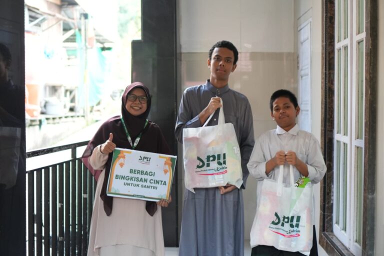 Ramadhan Menguatkan melalui Bingkisan Cinta untuk Santri Baitul Huffadz