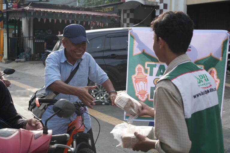 Sore Ramadhan di Juanda: Takjil Dibagikan, Kepedulian Dikuatkan
