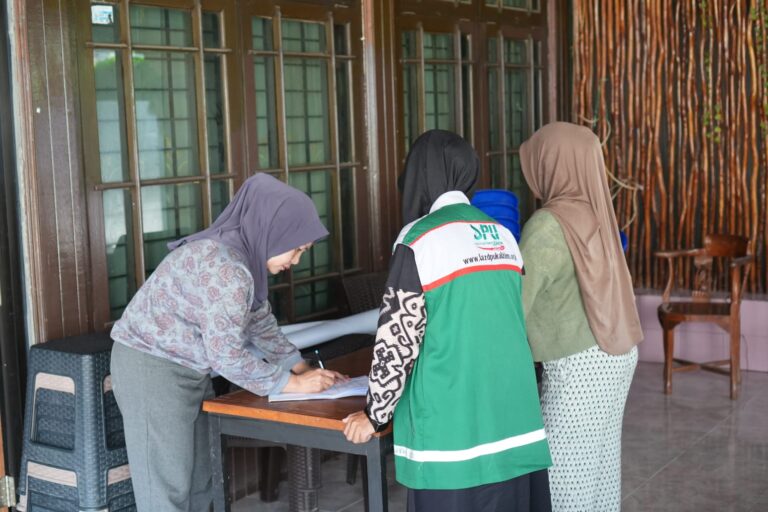 Bersama Puskesmas Remaja, LAZ DPU Kaltim Salurkan Timbangan Bayi ke Posyandu