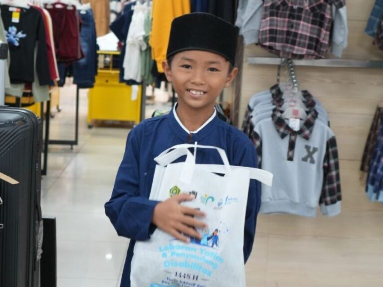 Tas dan Sepatu Baru, Hadirkan Senyum Anak-anak Istimewa