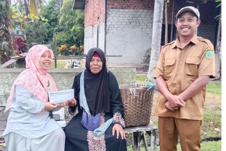 [PPU] Santunan Peduli Dhuafa Hadir Menguatkan Langkah Bude Tuminah