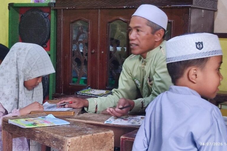 Menguatkan Semangat Guru Ngaji Lewat Program Kado Cinta